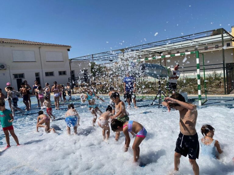FIESTAS | IMAGENES COLCHONES ACUÁTICOS Y FIESTA DE LA ESPUMA-Fuente Vaqueros