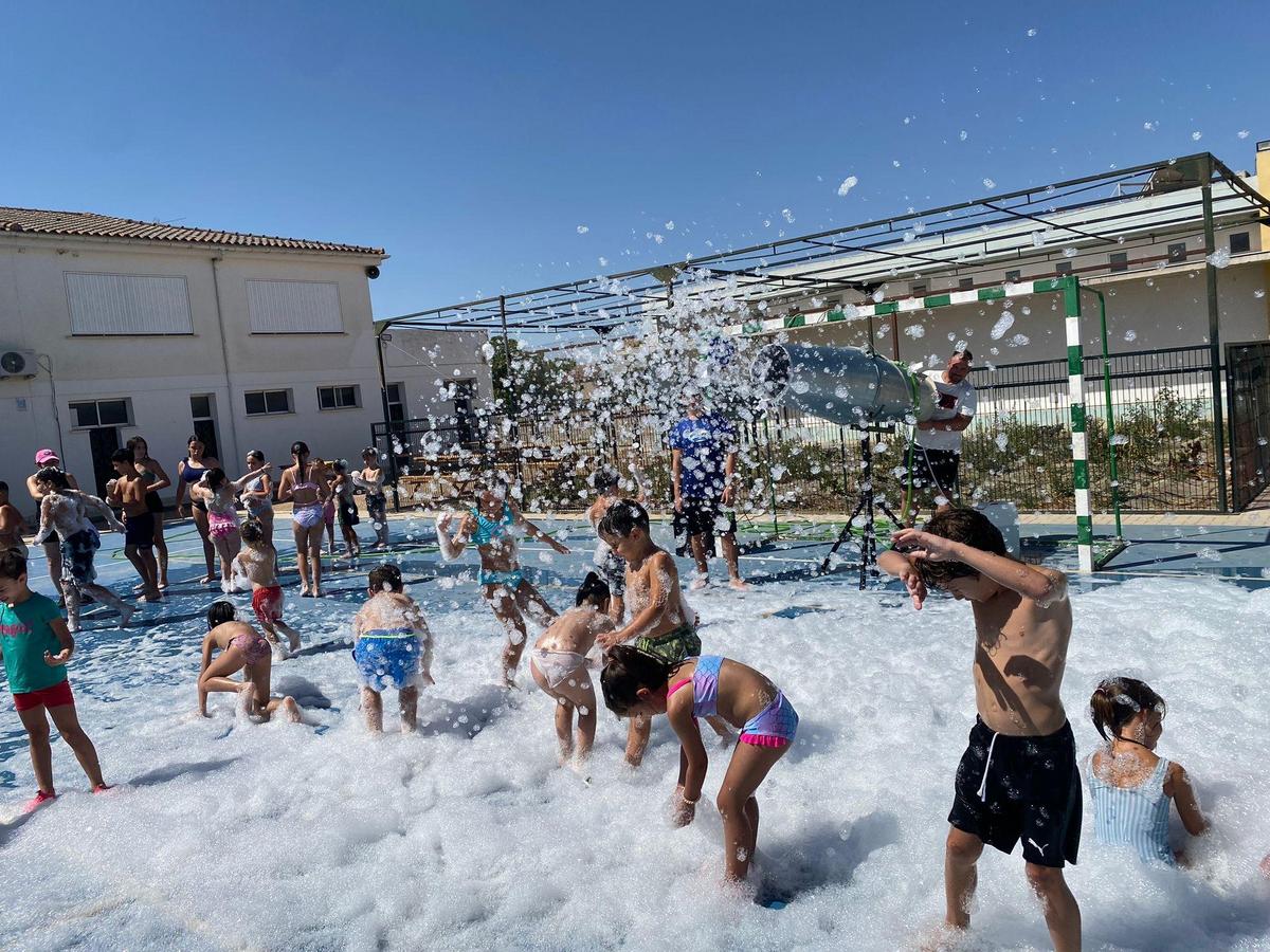 FIESTAS | IMAGENES COLCHONES ACUÁTICOS Y FIESTA DE LA ESPUMA-Fuente Vaqueros