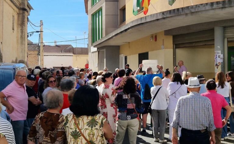 SALUD | MANIFESTACIÓN EN EL CENTRO MÉDICO PARA EXIGIR LA INCORPORACIÓN DEL PEDIATRA-Fuente Vaqueros