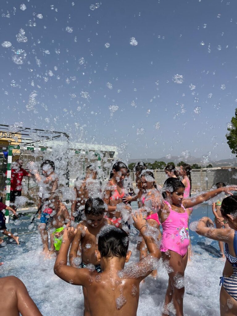 FIESTAS | IMAGENES COLCHONES ACUÁTICOS Y FIESTA DE LA ESPUMA-Fuente Vaqueros