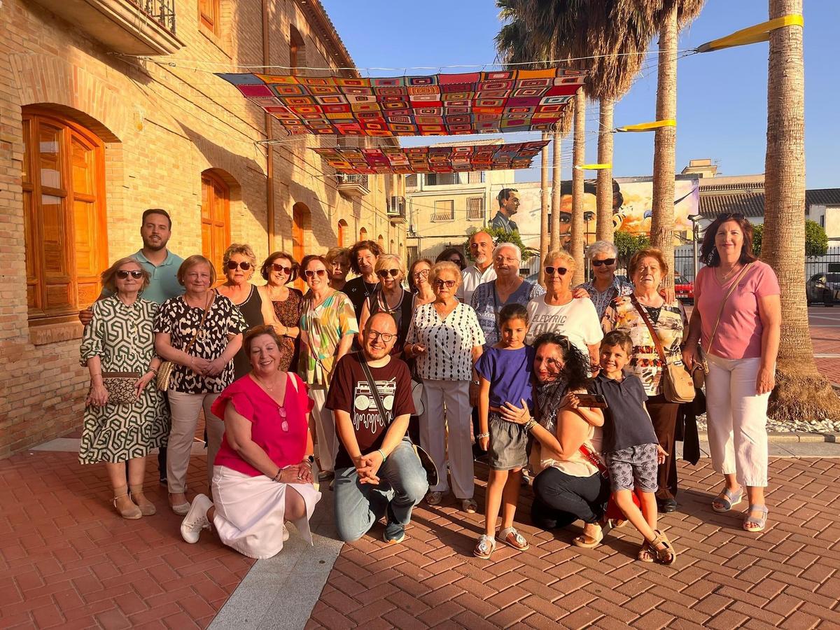 INAUGURACION DEL TOLDO DE CROCHÉ DEL TALLER “LIBROS Y LANAS”-Fuente Vaqueros