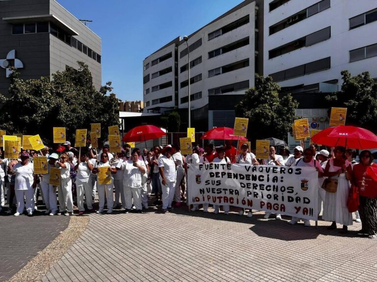 CONCENTRACION DEL SERVICIO DE AYUDA A DOMICILIO DE FUENTE VAQUEROS EN DIPUTACION DE GRANADA-Fuente Vaqueros