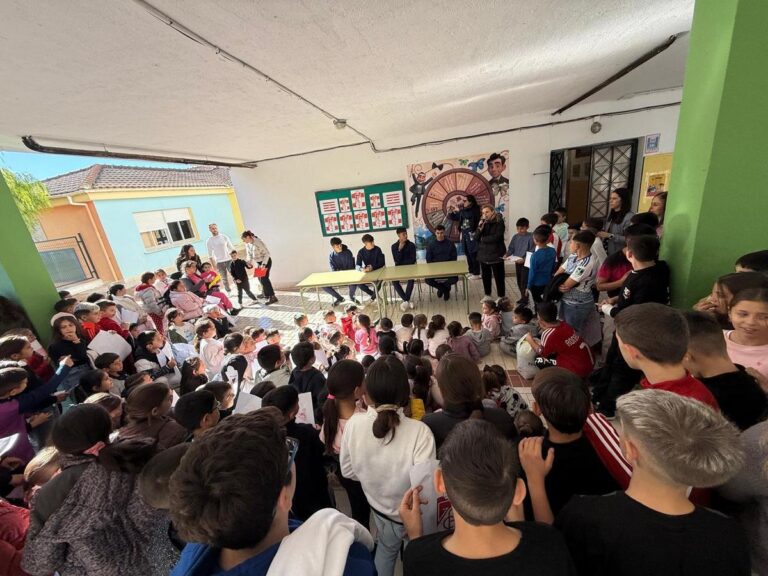 DEPORTES | VISITA DEL RECREATIVO GRANADA AL CEIP FEDERICO GARCIA LORCA-Fuente Vaqueros