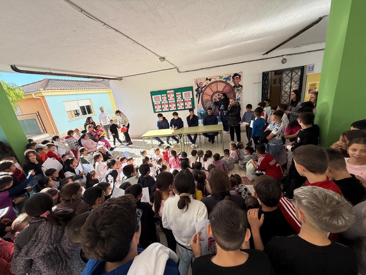DEPORTES | VISITA DEL RECREATIVO GRANADA AL CEIP FEDERICO GARCIA LORCA-Fuente Vaqueros