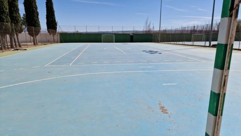 OBRAS | EL AYUNTAMIENTO RESTAURARÁ UNA PISTA DE TENIS DEL POLIDEPORTIVO MUNICIPAL-Fuente Vaqueros