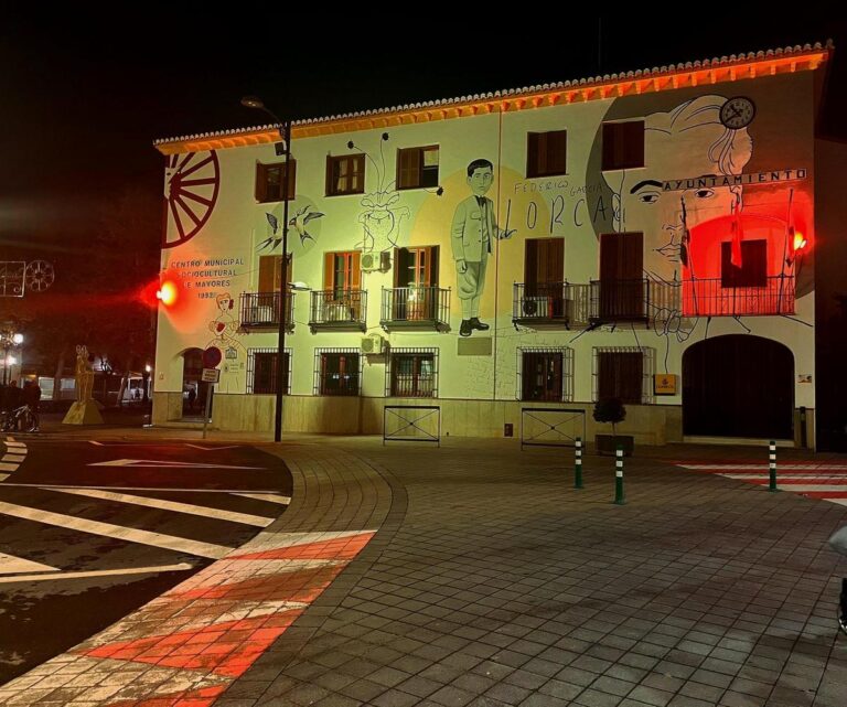 FIESTAS | DURANTE LOS DÍAS 6, 7 Y 8 DE DICIEMBRE EL AYUNTAMIENTO SE ILUMINA CON LOS COLORES DE ESPAÑA -Fuente Vaqueros