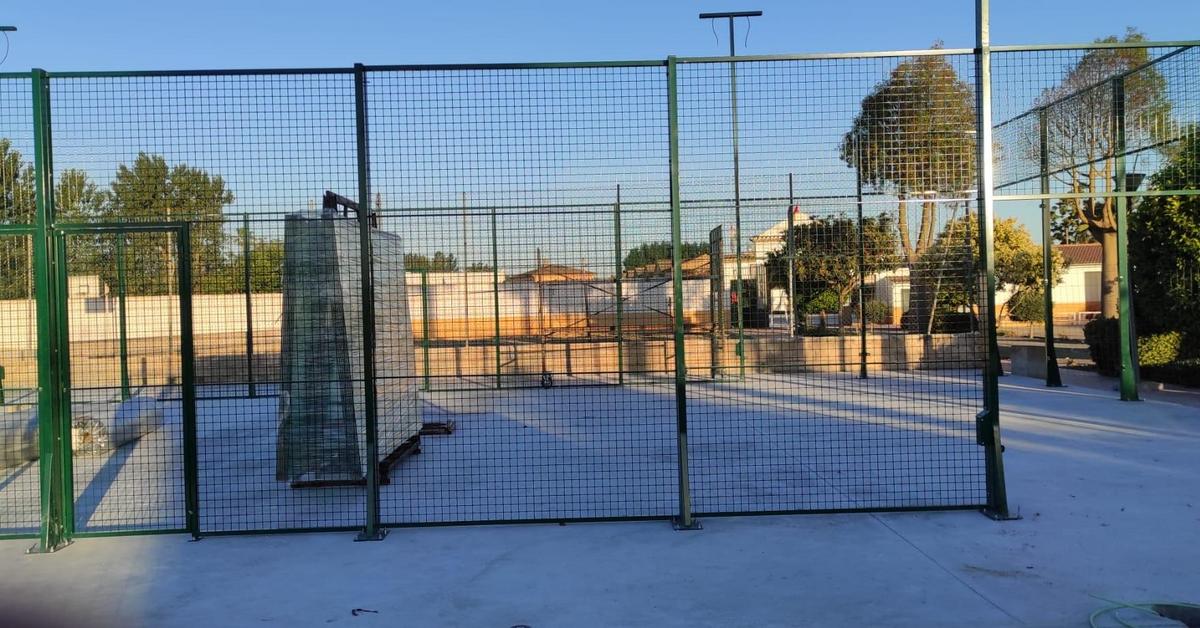 DEPORTES | AVANZAN LAS OBRAS DE LA CONSTRUCCIÓN DE LA PISTA DE PADEL-Fuente Vaqueros