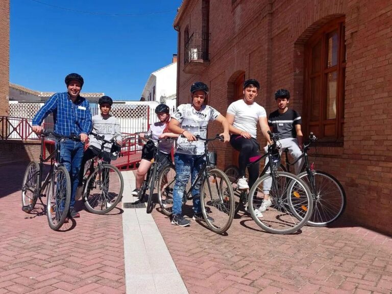 EDUCACIÓN | EL ALUMNADO DEL IES FERNANDO DE LOS RÍOS VISITAN LAS EMPRESAS DONDE REALIZARÁN LAS PRÁCTICAS CON LAS BICICLETAS DE ALQUILER GRATUITO DEL AYUNTAMIENTO DE FUENTE VAQUEROS -Fuente Vaqueros