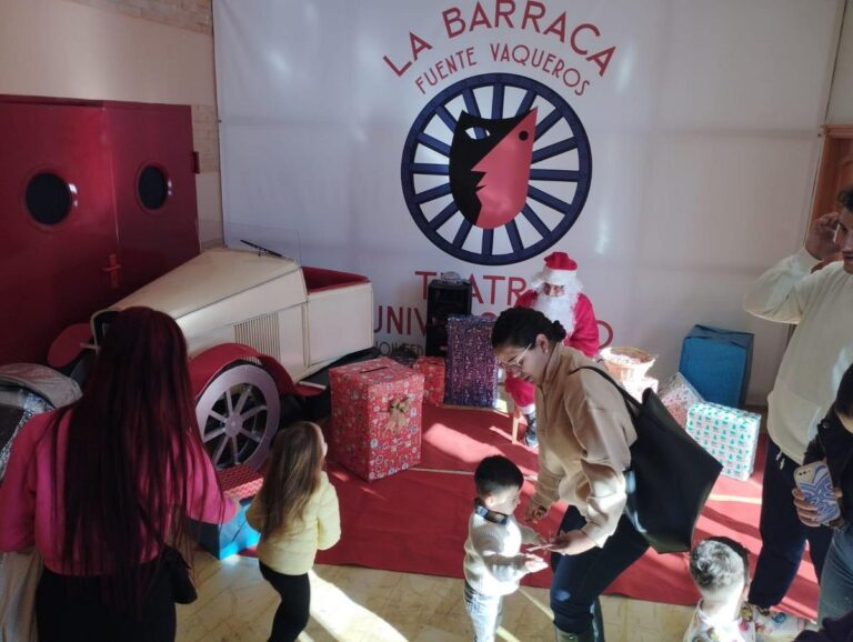 NAVIDAD | VISITA DE PAPÁ NOEL A NUESTROS NIÑOS Y NIÑAS-Fuente Vaqueros