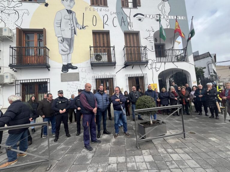 MINUTO DE SILENCIO POR LAS VÍCTIMAS DEL INCENDIO DE VALENCIA-Fuente Vaqueros