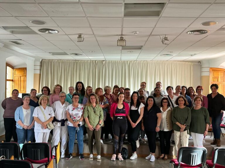 FORMACIÓN | LAS AUXILIARES DE AYUDA A DOMICILIO DE FUENTE VAQUEROS REALIZAN UN CURSO -Fuente Vaqueros