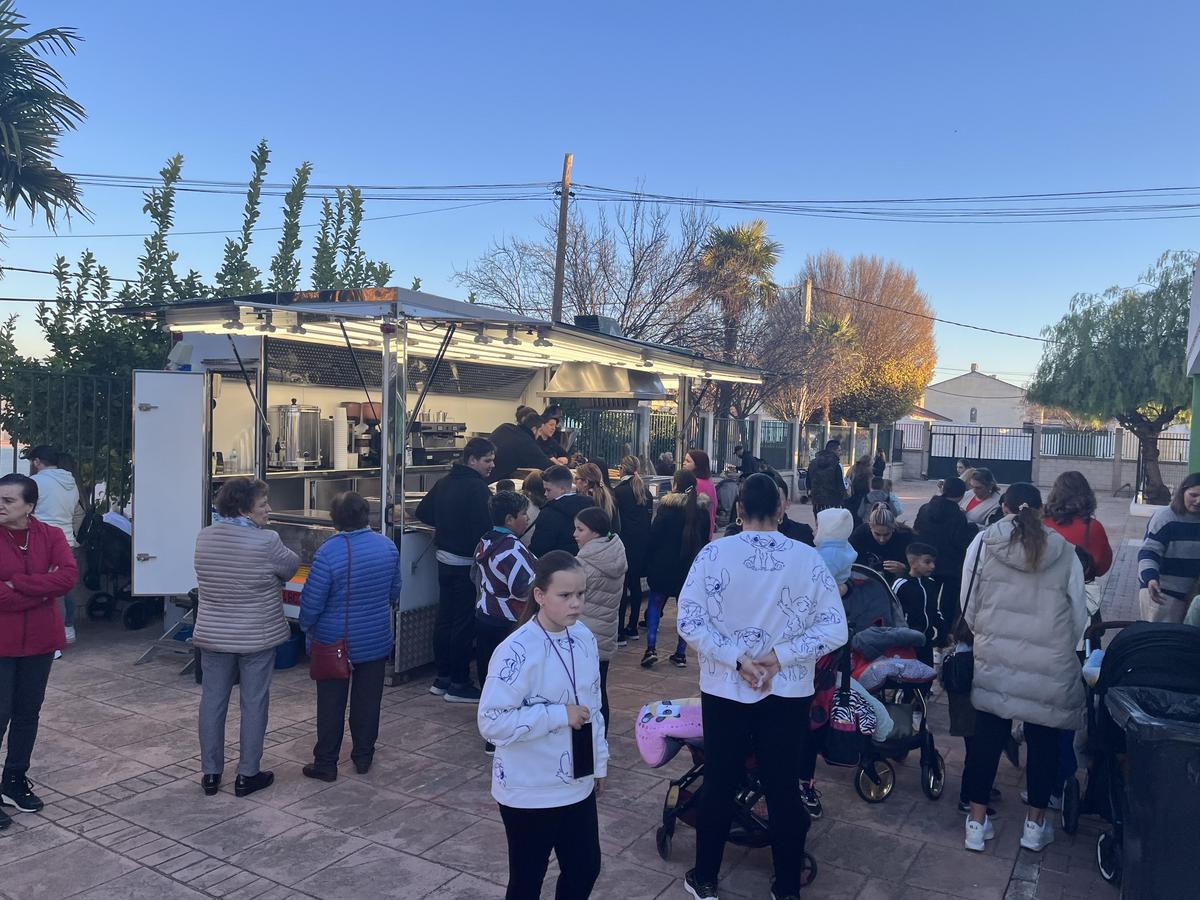 NAVIDAD | IMAGENES ENTREGA DE CARTAS A PAPA NOEL Y CHOCOLATADA-Fuente Vaqueros