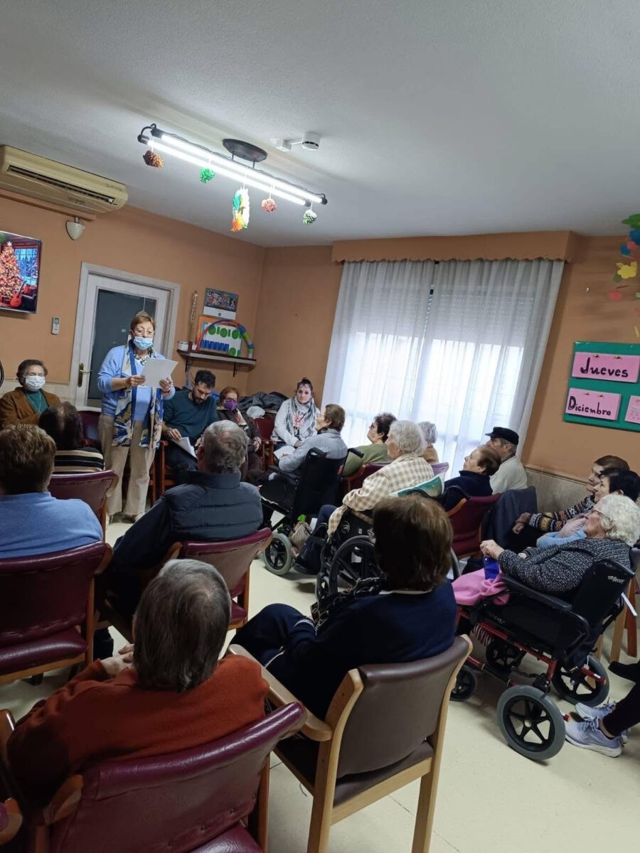 LECTURA DE CUENTOS NAVIDEÑOS EN LA RESIDENCIA LOS PASTOREROS-Fuente Vaqueros