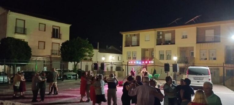 OCIO | VERBENA DÚO VOLTAJE DURANTE LA PROGRAMACIÓN DE VERANO-Fuente Vaqueros